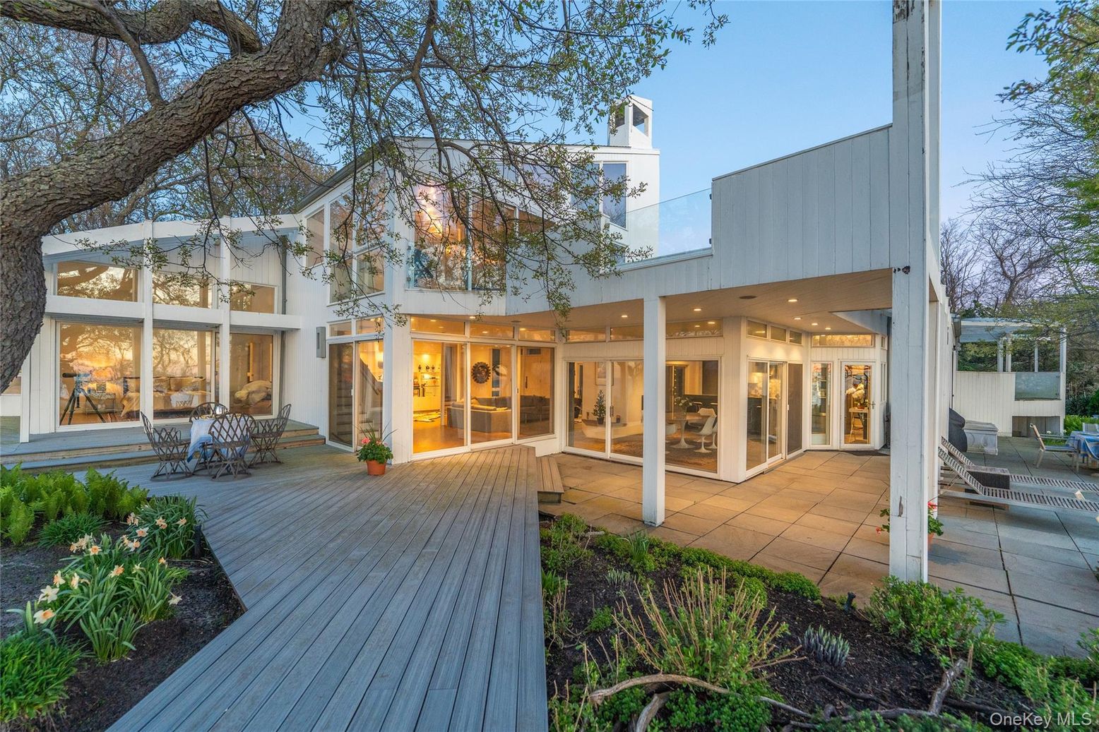 Exterior, Facade, Modern