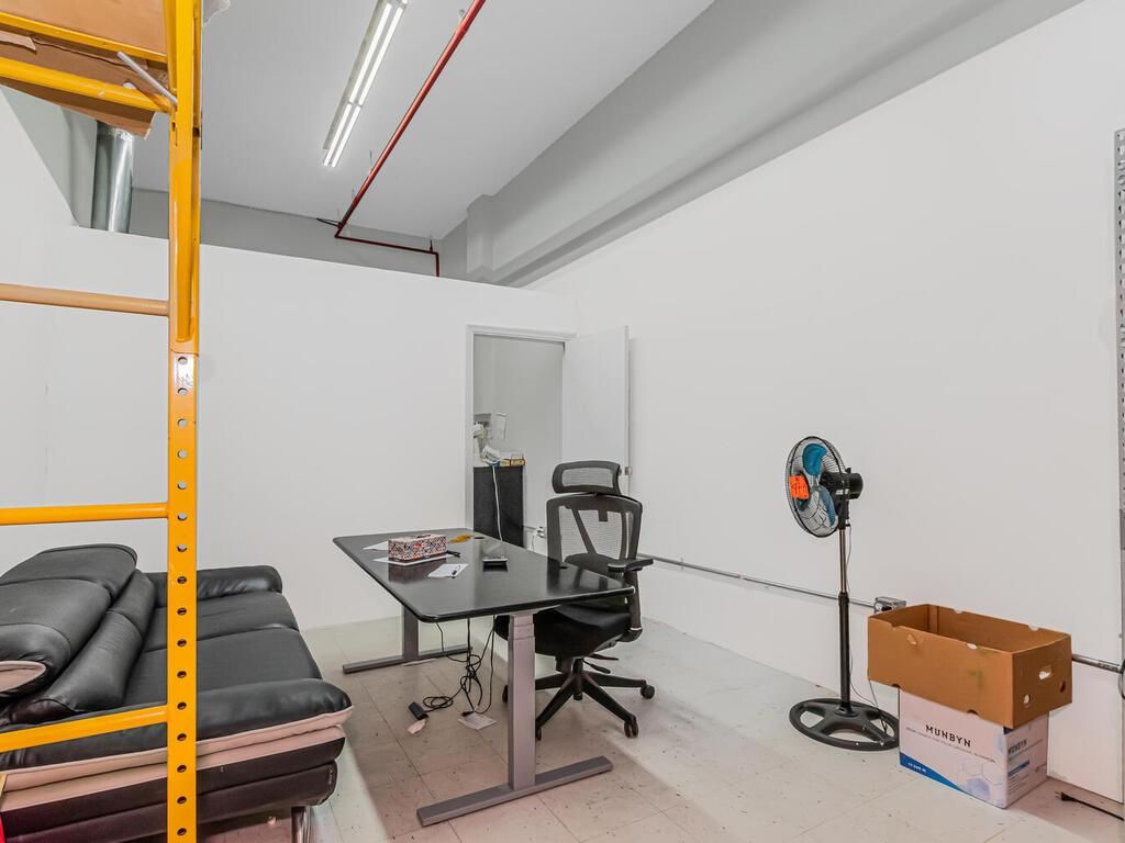 Home Office, Interior