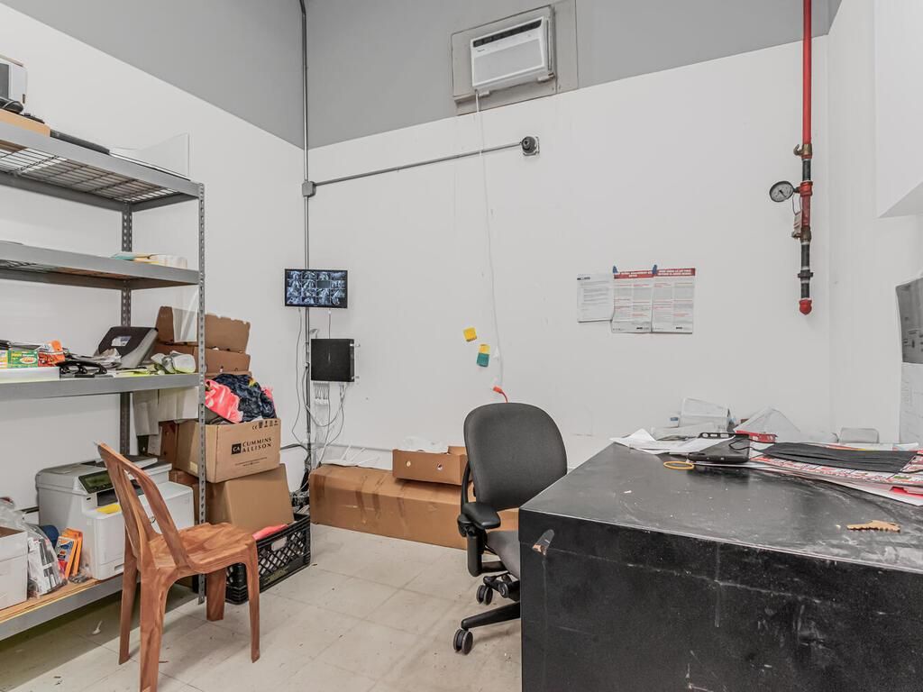 Home Office, Interior