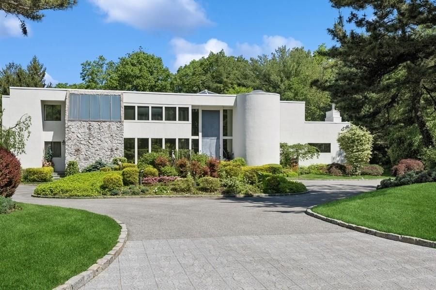 Exterior, Facade, Modern