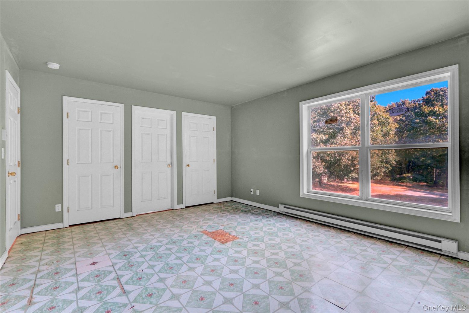 Empty room, Interior