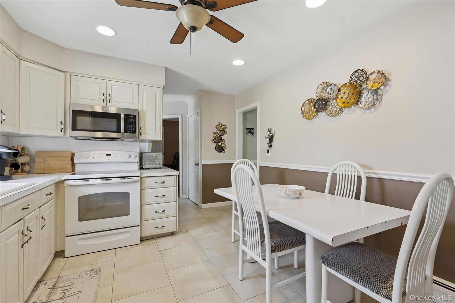 Dining room, Interior, Kitchen, Recessed Lighting, Stainless Steel Appliances