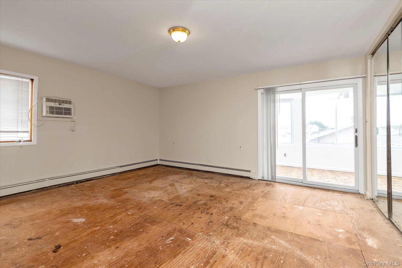Empty room, Interior