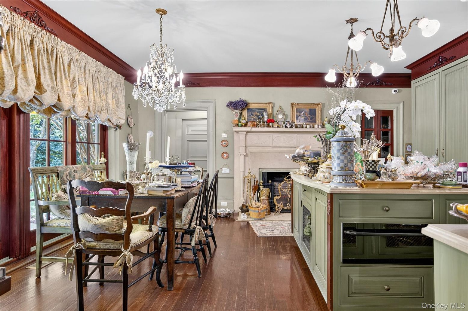 Chandelier, Dining room, Fireplace, Interior, Wood Texture Flooring