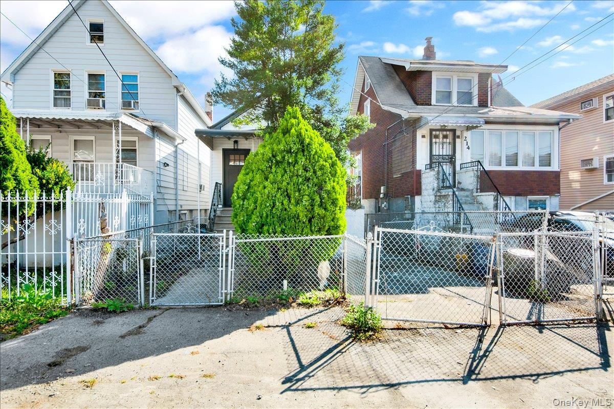 Exterior, Facade, Queen Anne Victorian