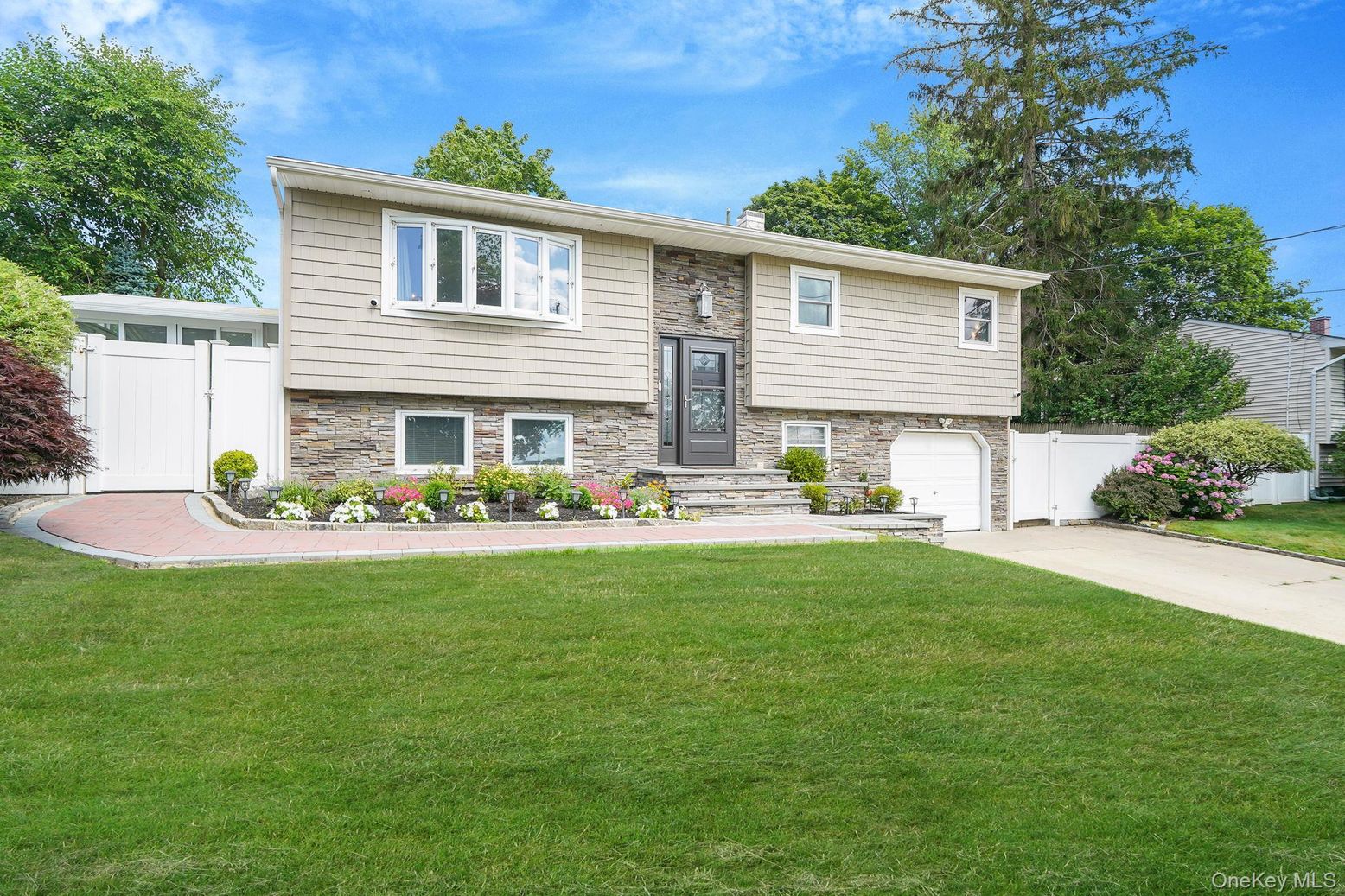 Attached, Exterior, Facade, Raised Ranch