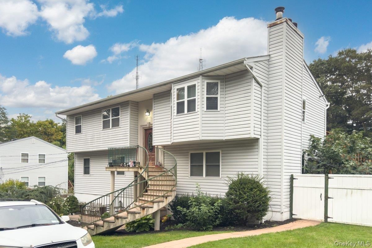 Exterior, Facade, Raised Ranch