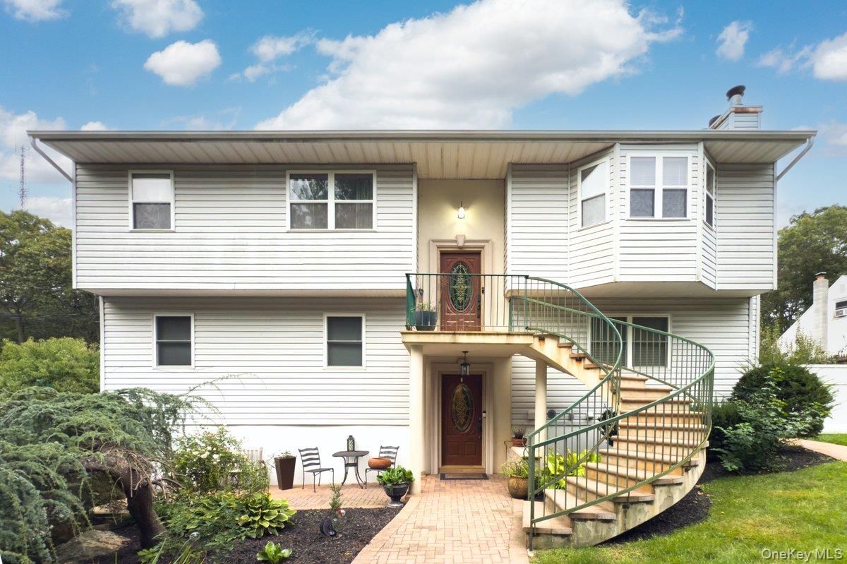 Exterior, Facade, Raised Ranch
