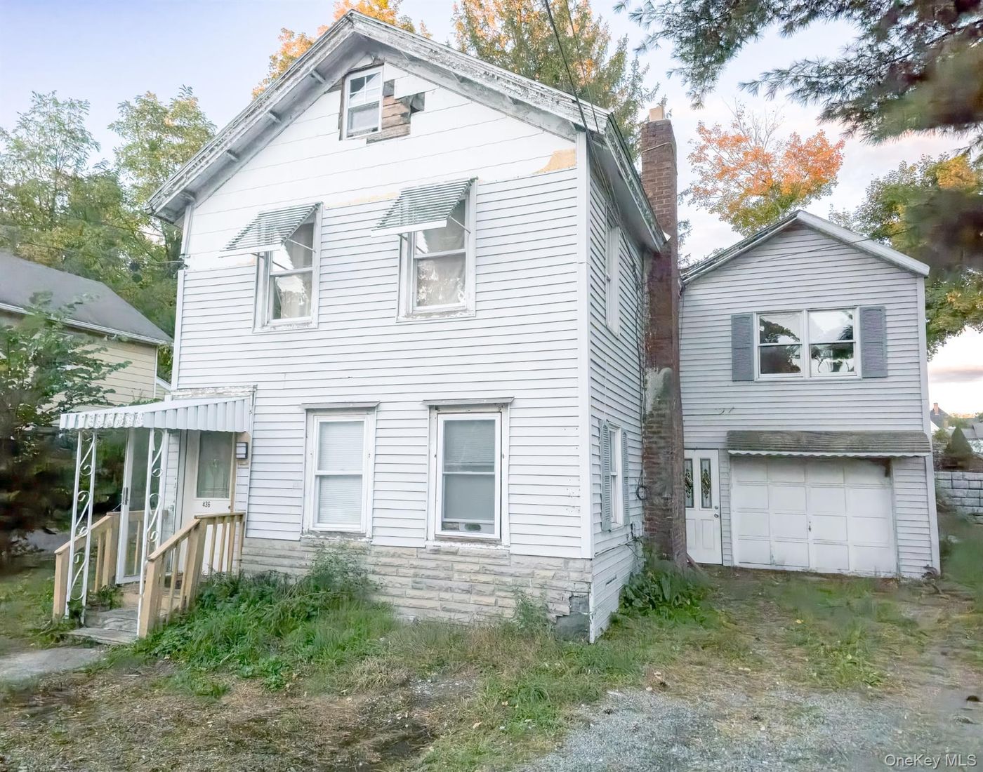 Attached, Exterior, Facade, Raised Ranch