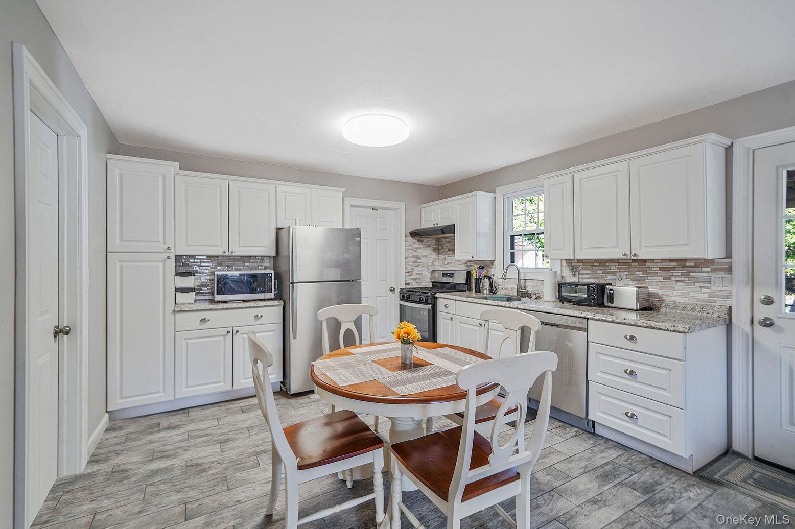 Dining room, Interior, Kitchen, Stainless Steel Appliances, Wood Texture Flooring