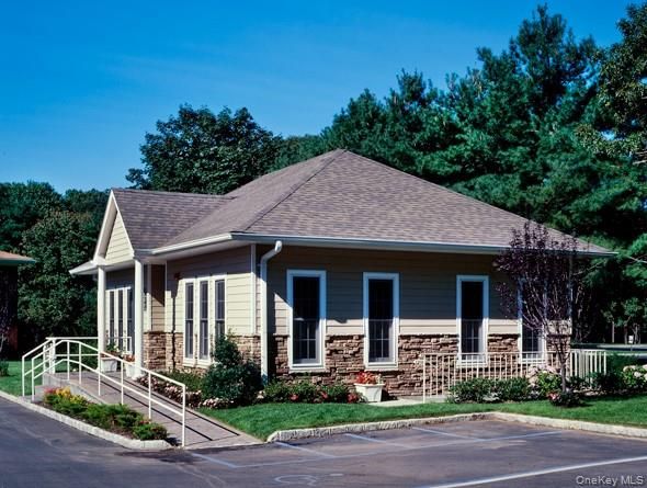 Exterior, Facade, Ranch