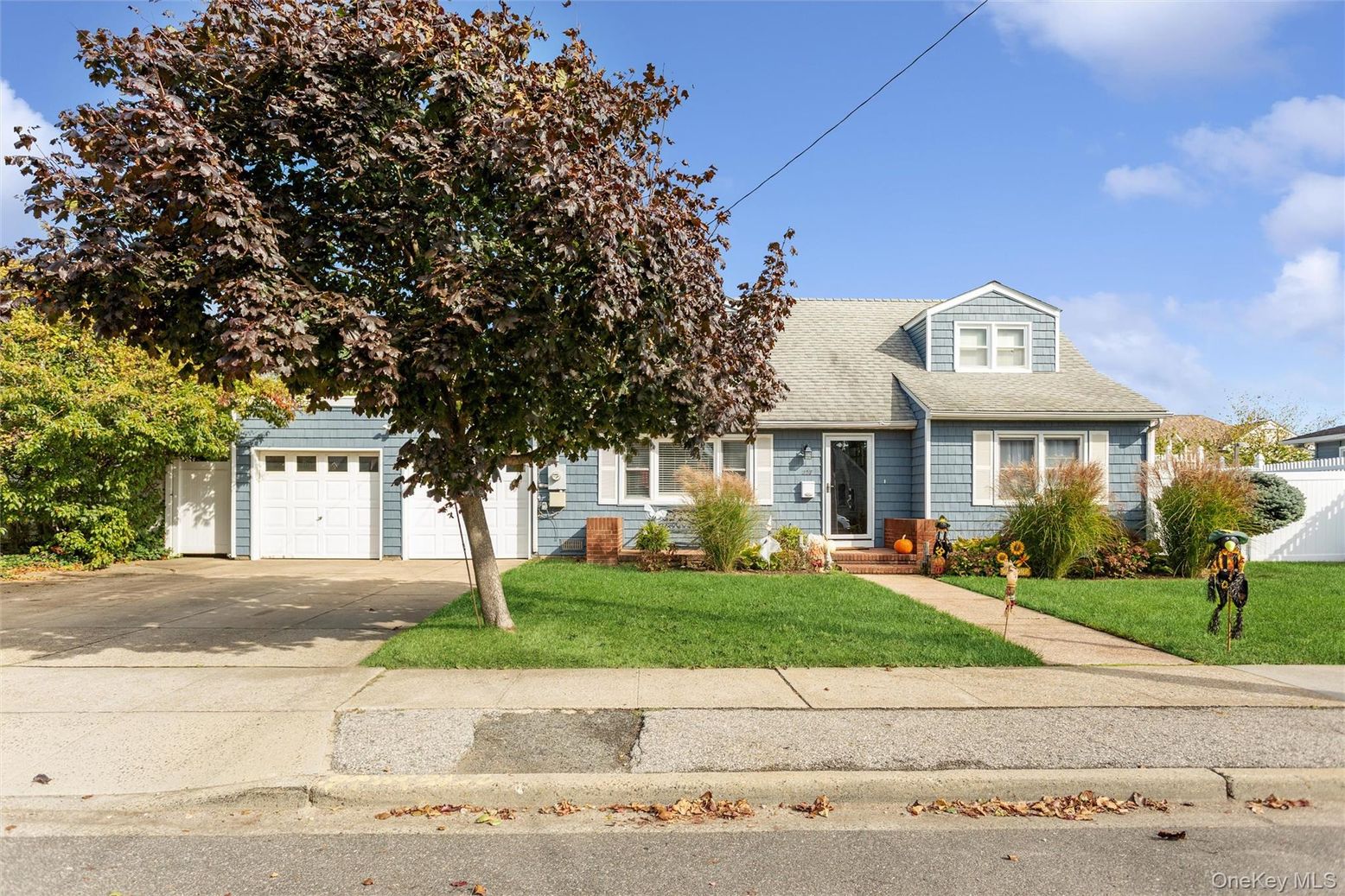 Attached, Exterior, Facade, Cape Cod
