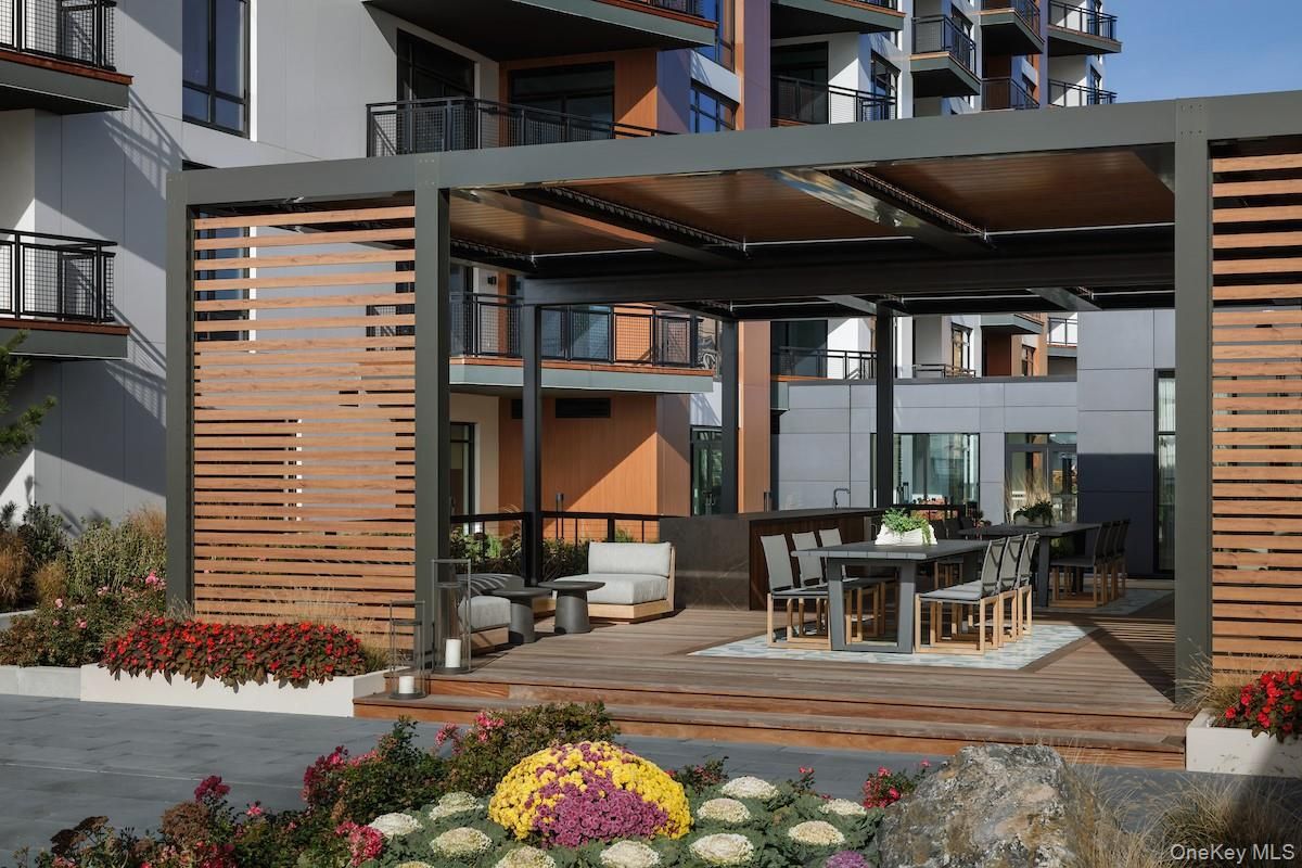 Exterior, Facade, Modern