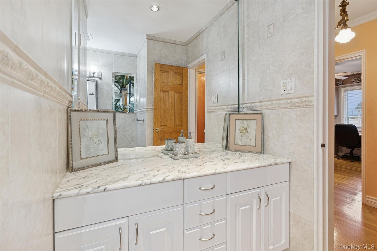 Bathroom, Interior, Pendant Lights, Recessed Lighting, Wood Texture Flooring