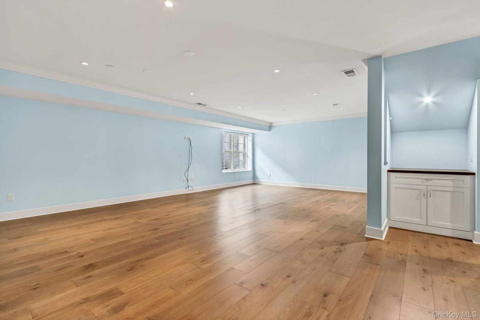 Empty room, Interior, Recessed Lighting, Wood Texture Flooring