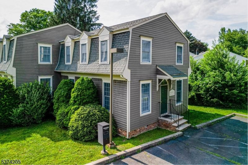 Exterior, Facade, Rowhouse