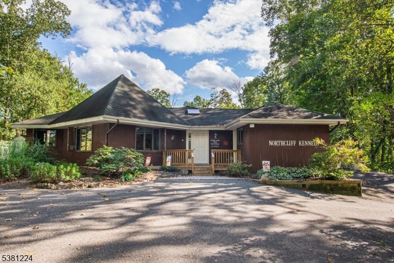 Exterior, Facade, Ranch