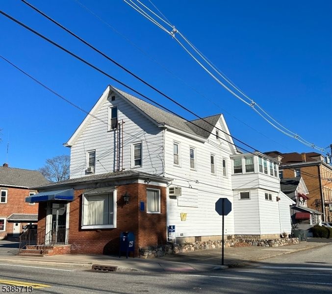 Exterior, Facade, Brick Facade, Queen Anne Victorian