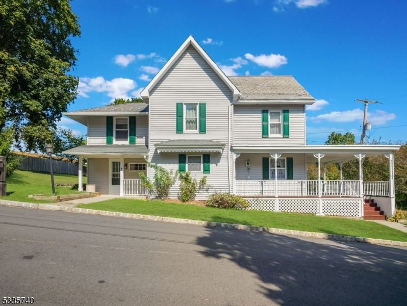 Exterior, Facade, Farmhouse