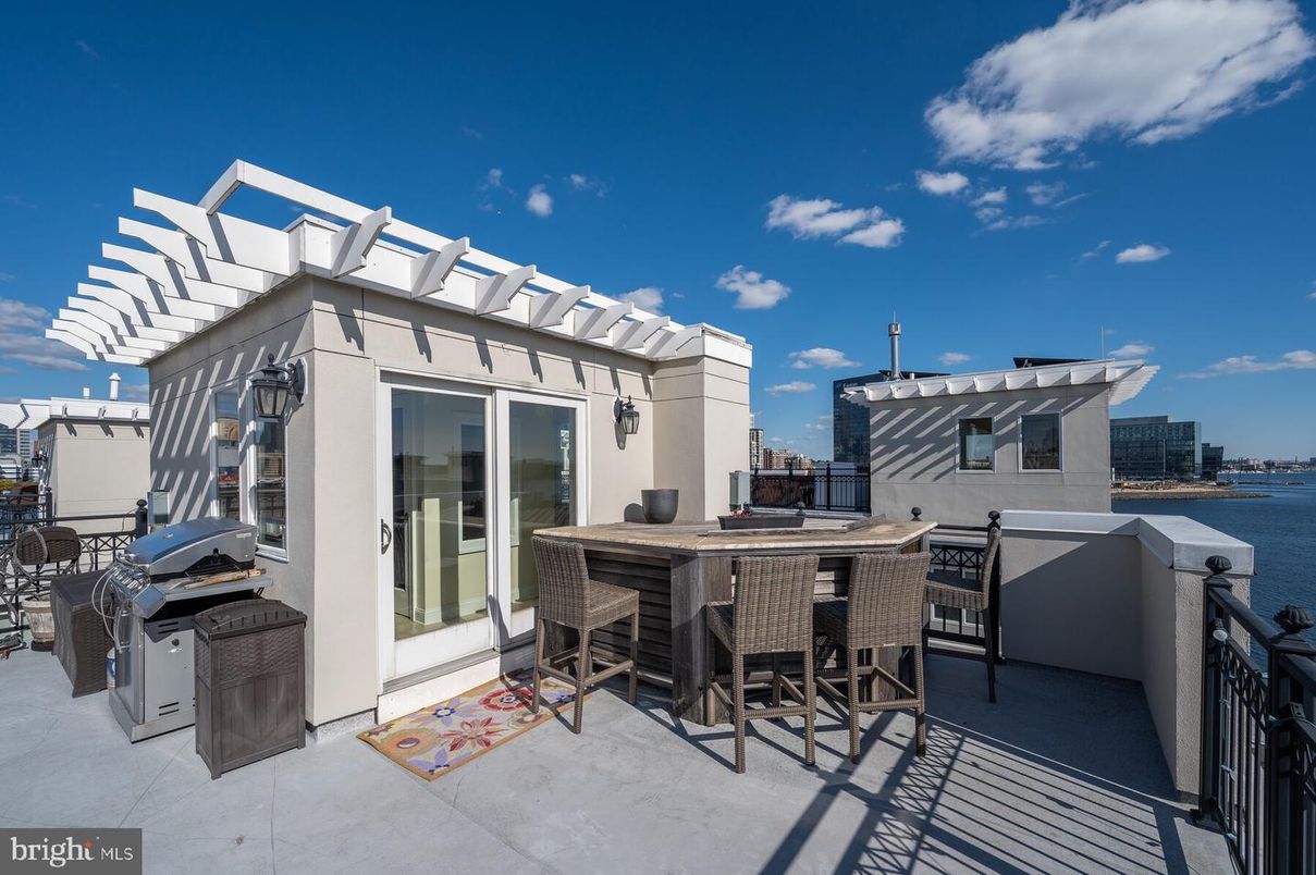 Exterior, Outdoor Kitchen, Water