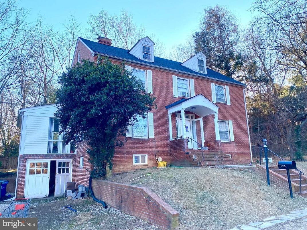 Attached, Exterior, Facade, Brick Facade, Georgian