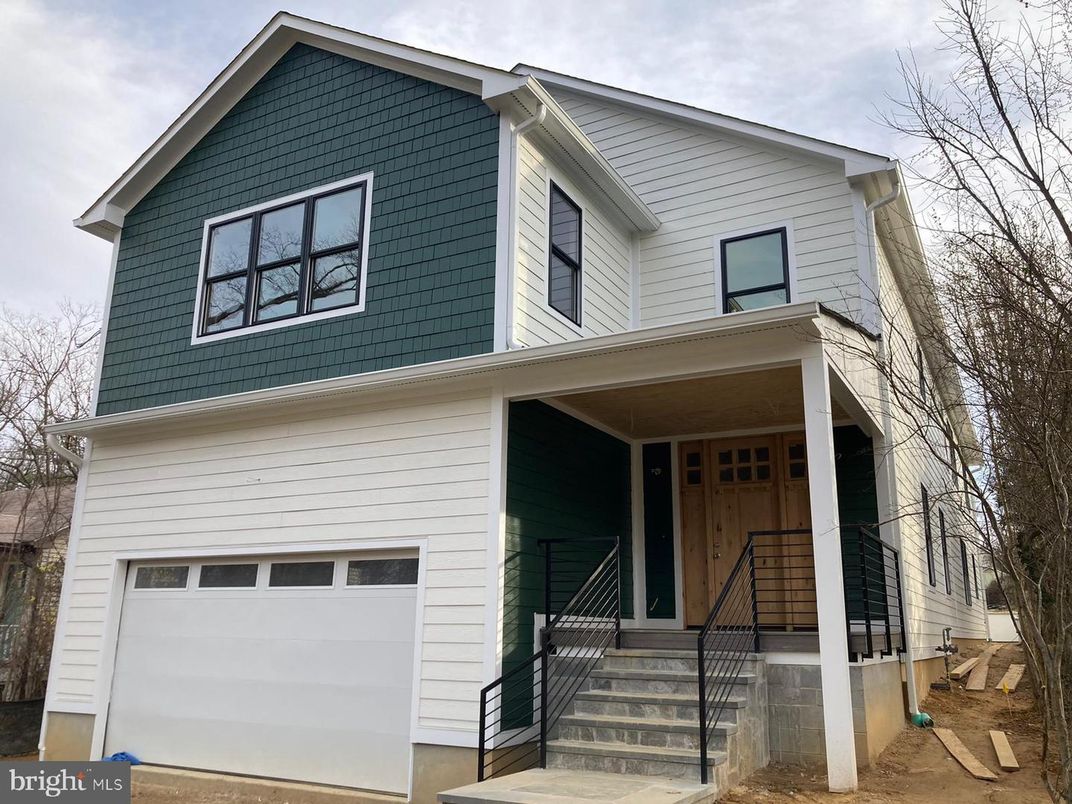 Attached, Exterior, Facade, American Craftsman