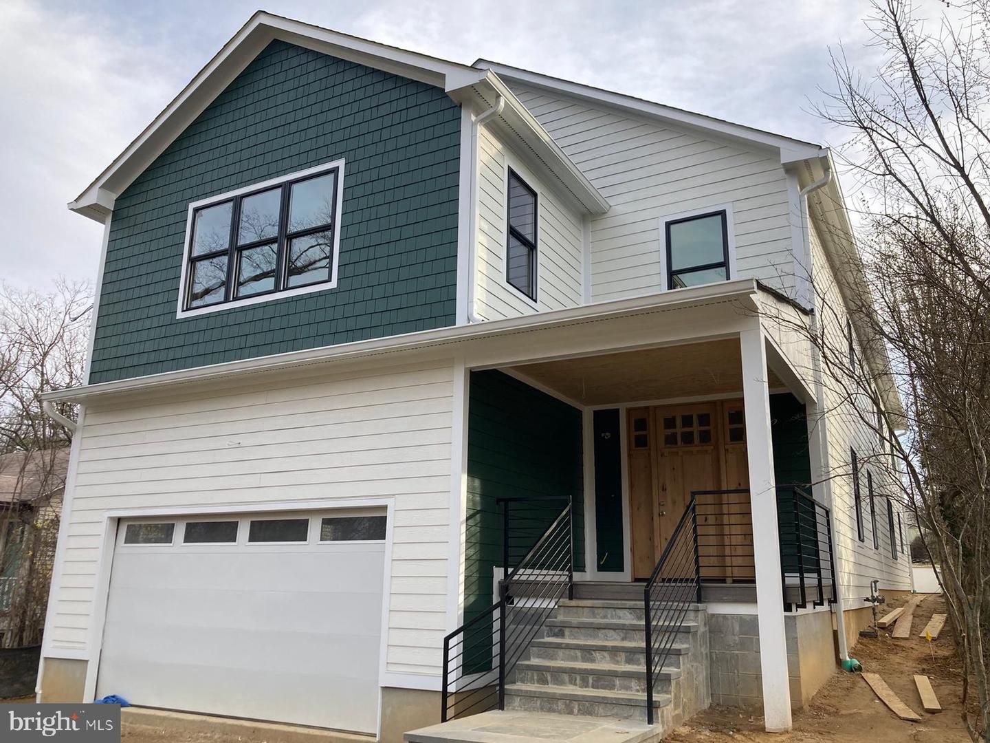 Attached, Exterior, Facade, American Craftsman