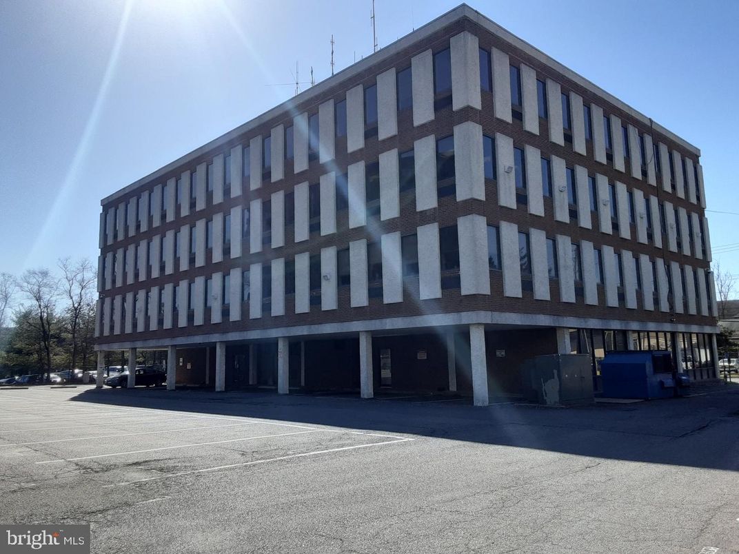 Exterior, Facade, Highrise