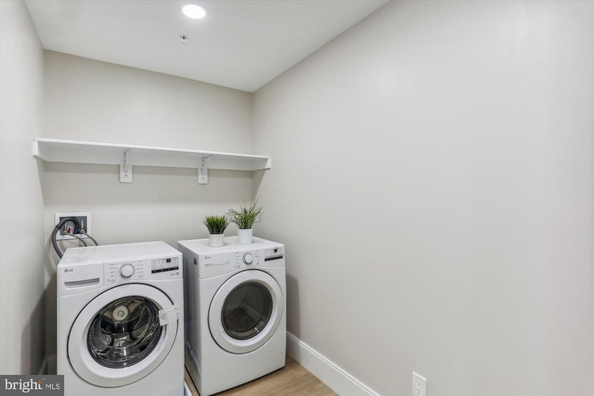 Interior, Recessed Lighting, Washer, Wood Texture Flooring
