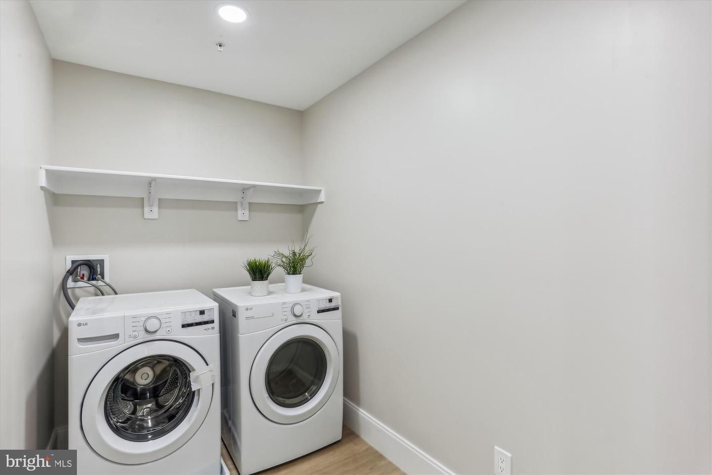 Interior, Recessed Lighting, Washer, Wood Texture Flooring