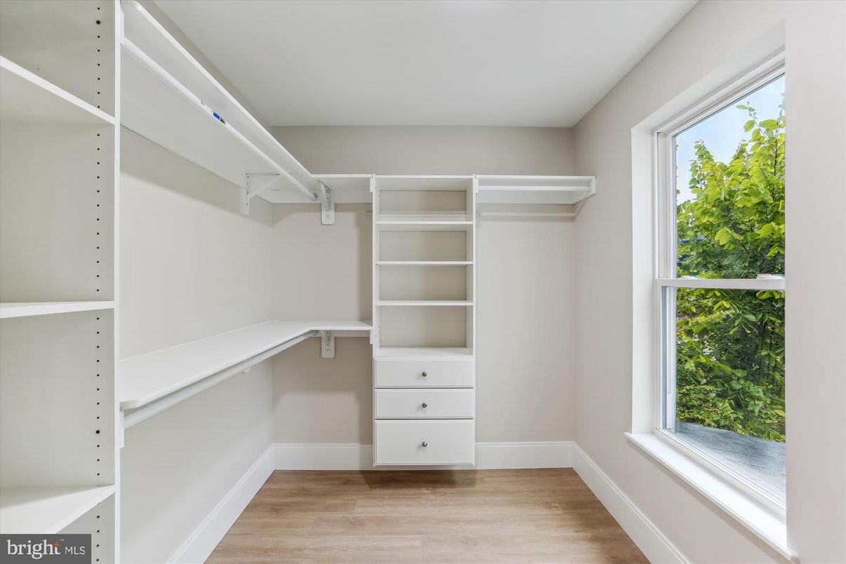Interior, Walk-in Closets, Wood Texture Flooring
