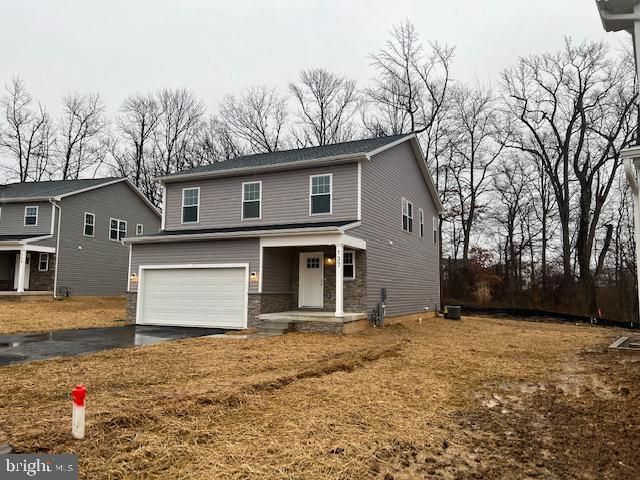 Attached, Exterior, Facade, Split Level