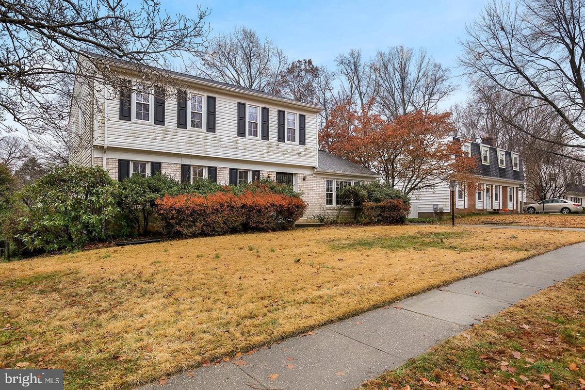 Exterior, Facade, Split Level