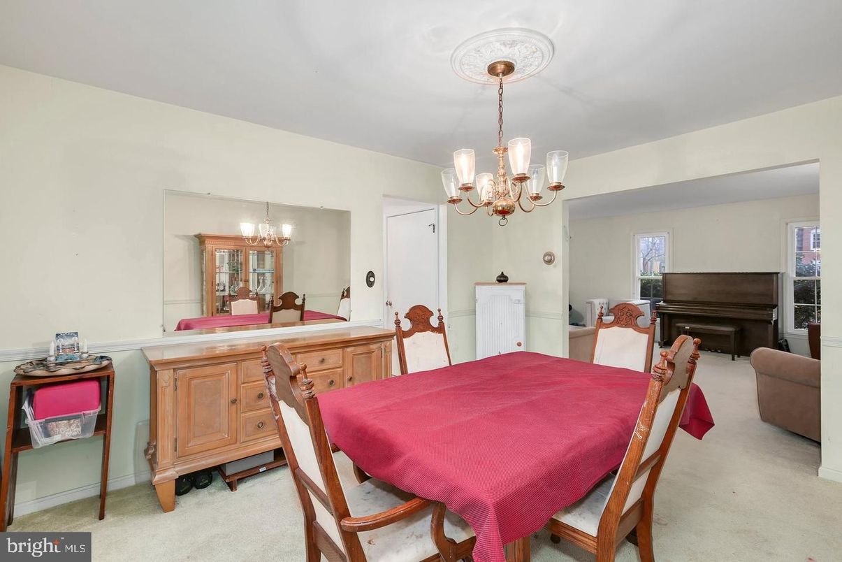 Chandelier, Dining room, Interior, Piano