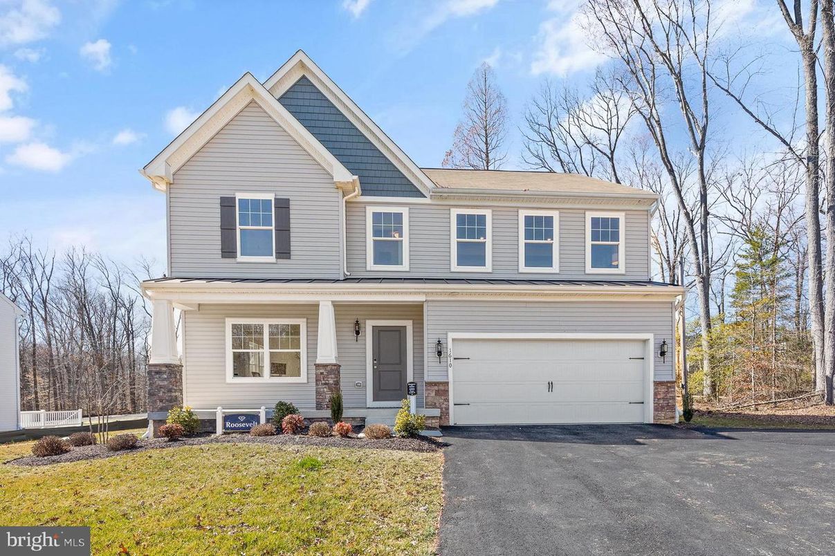 Attached, Exterior, Facade, Farmhouse