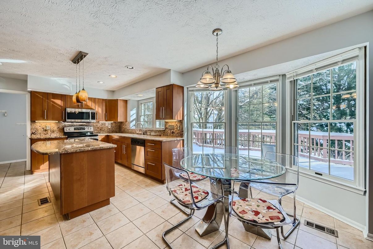 Chandelier, Dining room, Interior, Kitchen, Pendant Lights, Recessed Lighting, Stainless Steel Appliances