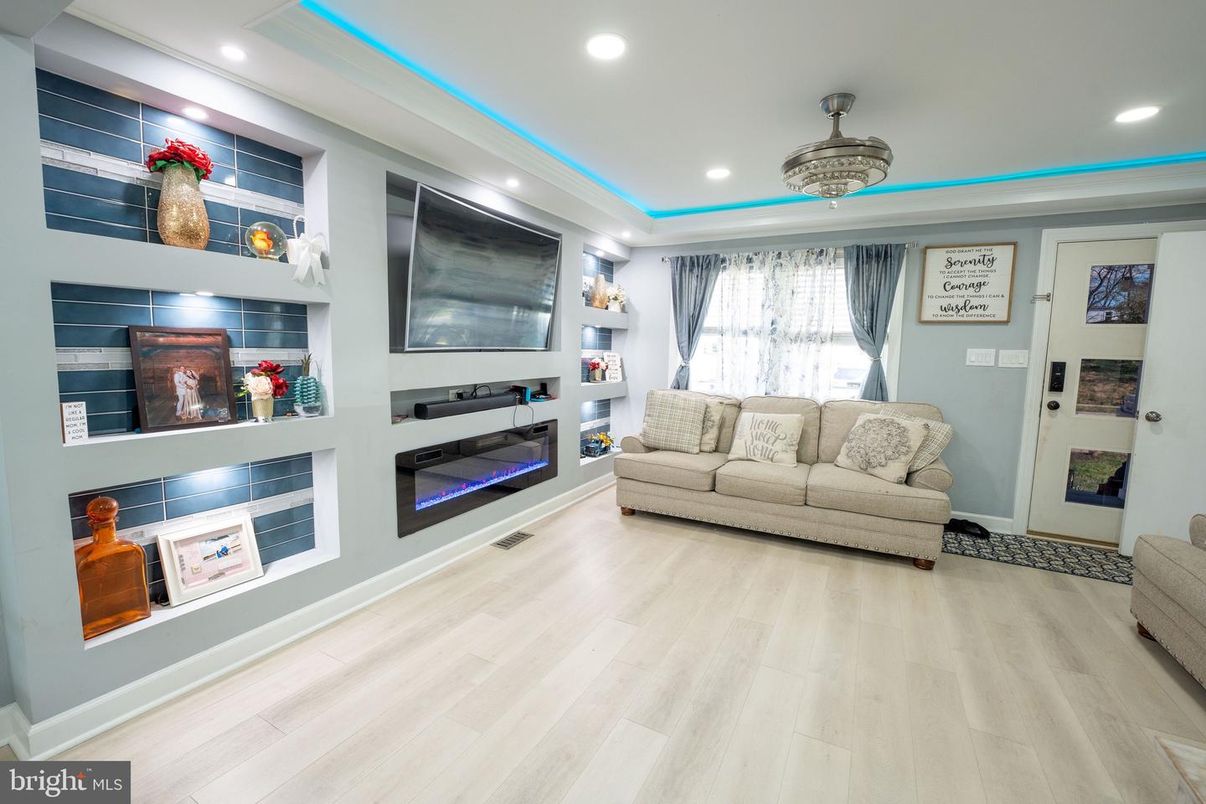 Interior, Recessed Lighting, Wood Texture Flooring