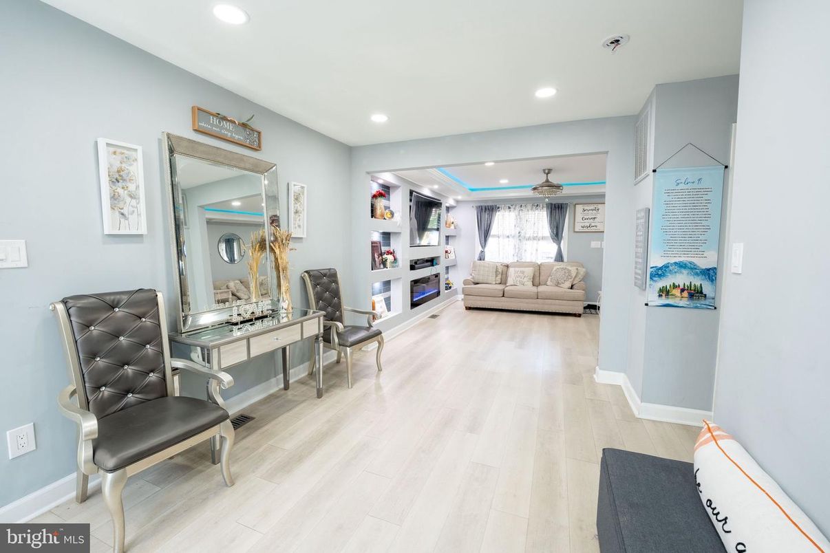 Interior, Recessed Lighting, Wood Texture Flooring