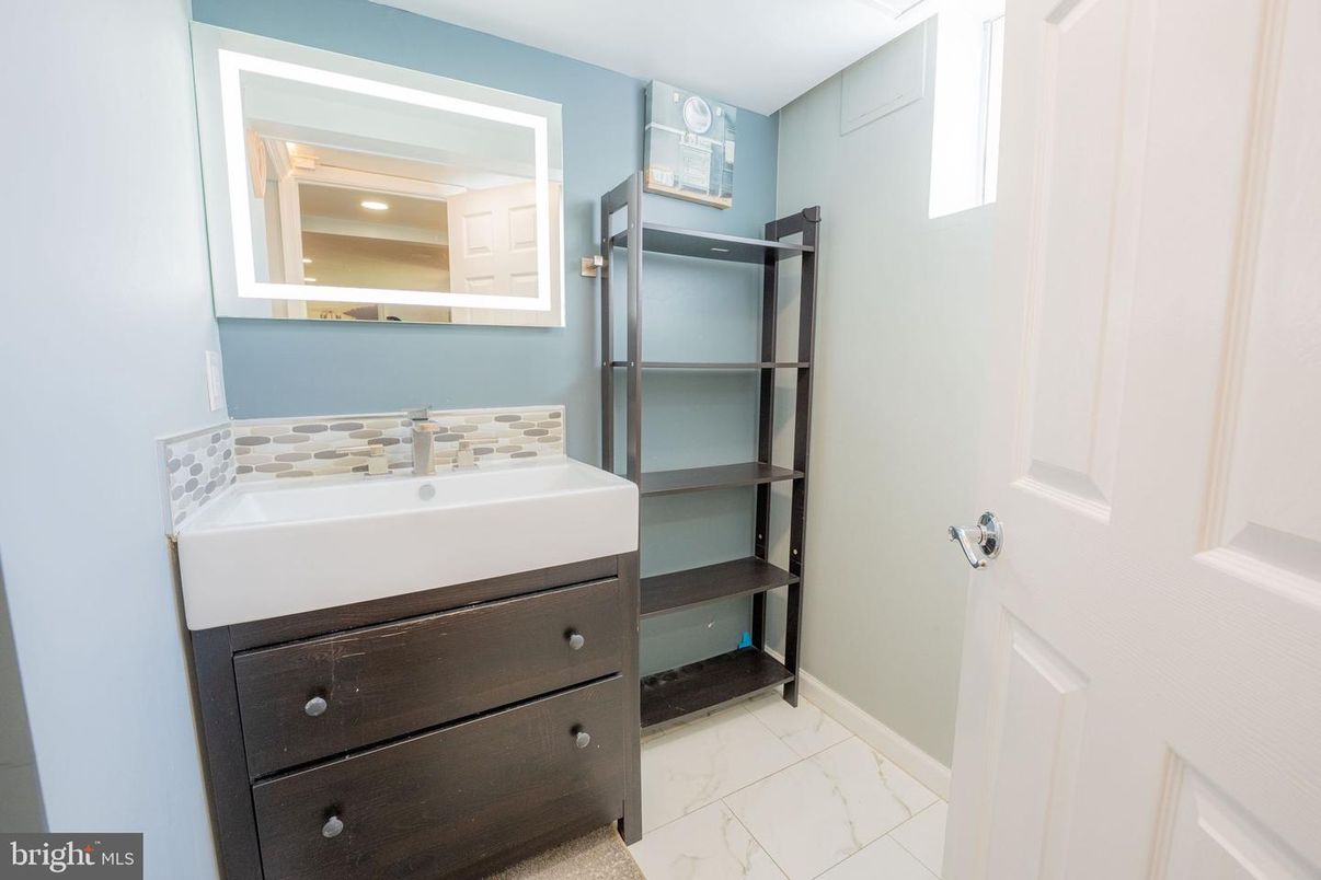 Bathroom, Interior, Marble, Recessed Lighting