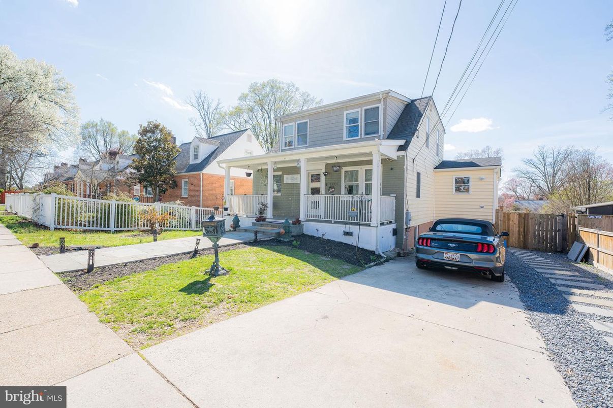 Exterior, Facade, American Foursquare