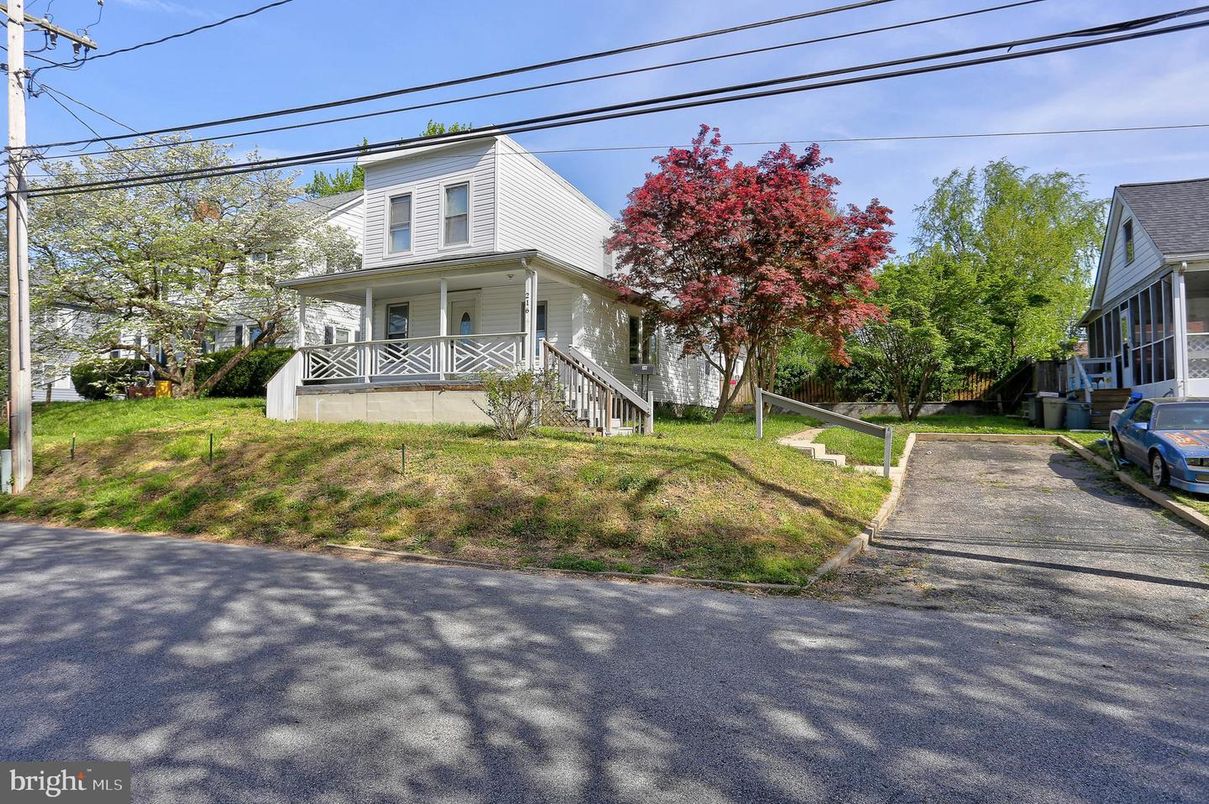 Exterior, Facade, Queen Anne Victorian