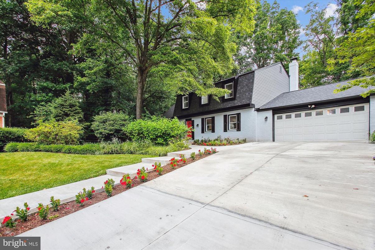 Attached, Exterior, Facade, Cape Cod