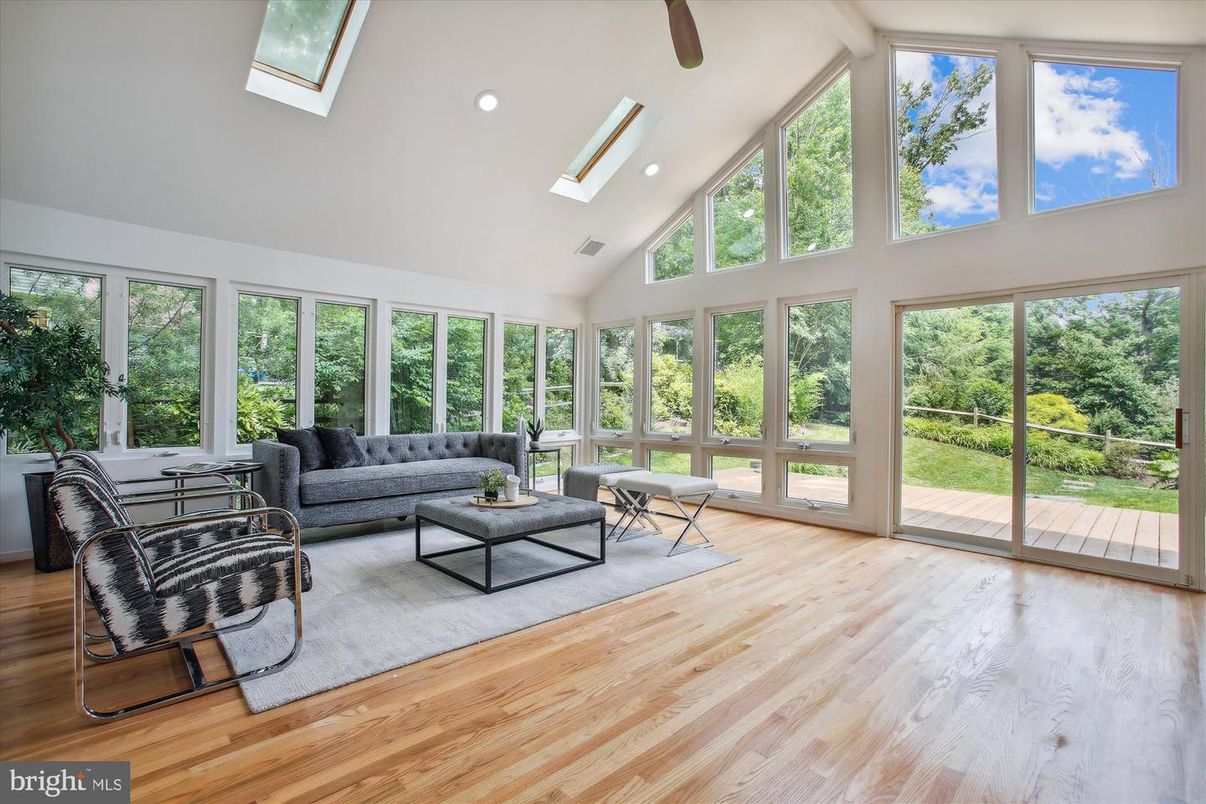 Interior, Living room, Recessed Lighting, Sun Room, Wood Texture Flooring