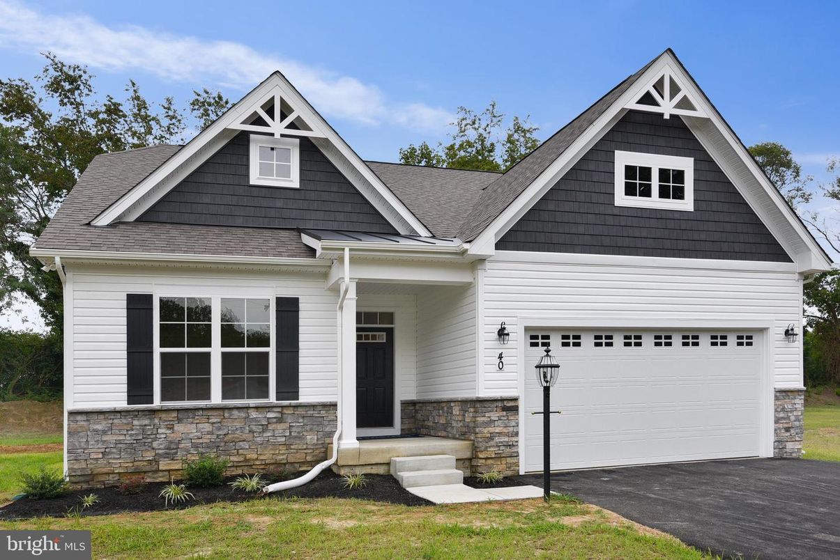 Attached, Exterior, Facade, Farmhouse