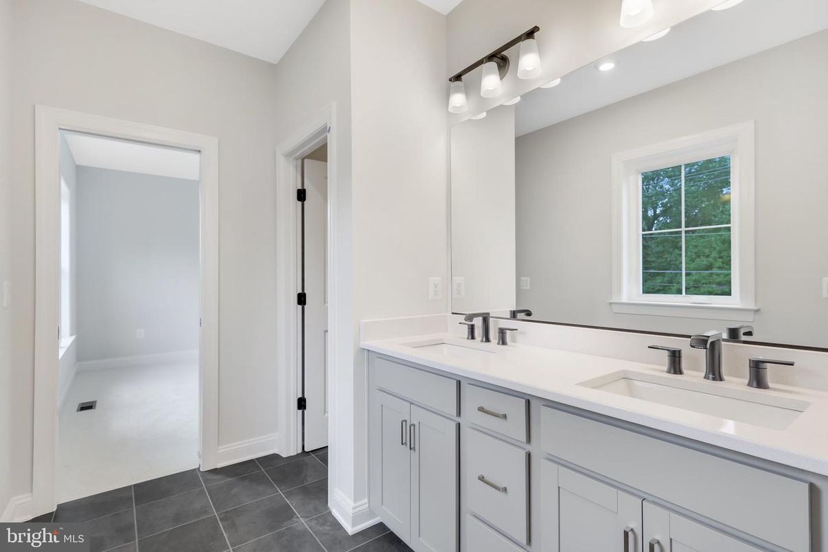 Bathroom, Dual Sink Vanities, Interior, Recessed Lighting
