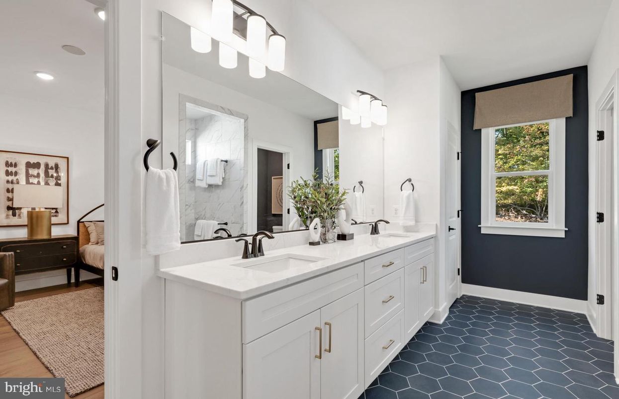 Bathroom, Dual Sink Vanities, Interior, Recessed Lighting