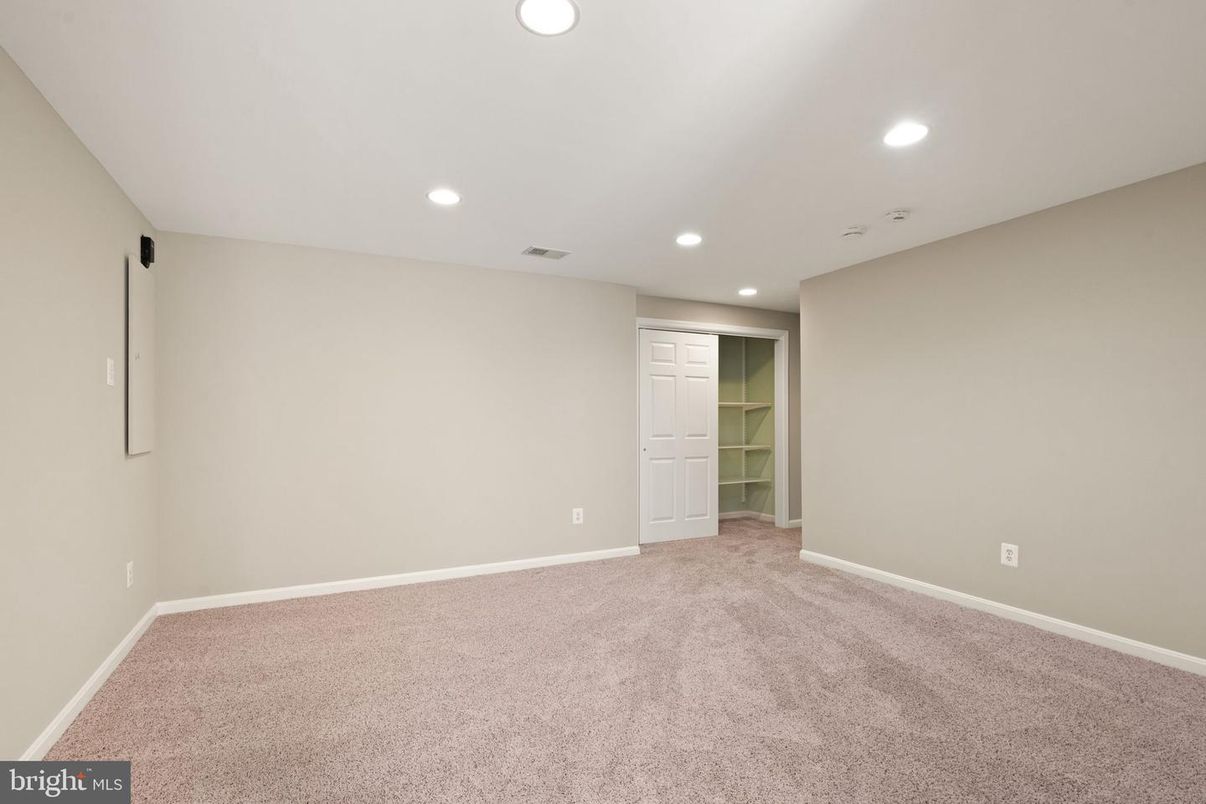 Empty room, Interior, Recessed Lighting