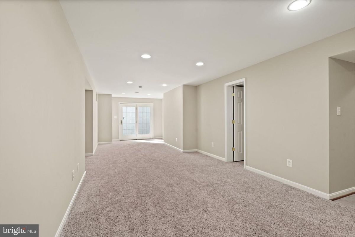 Empty room, Interior, Recessed Lighting