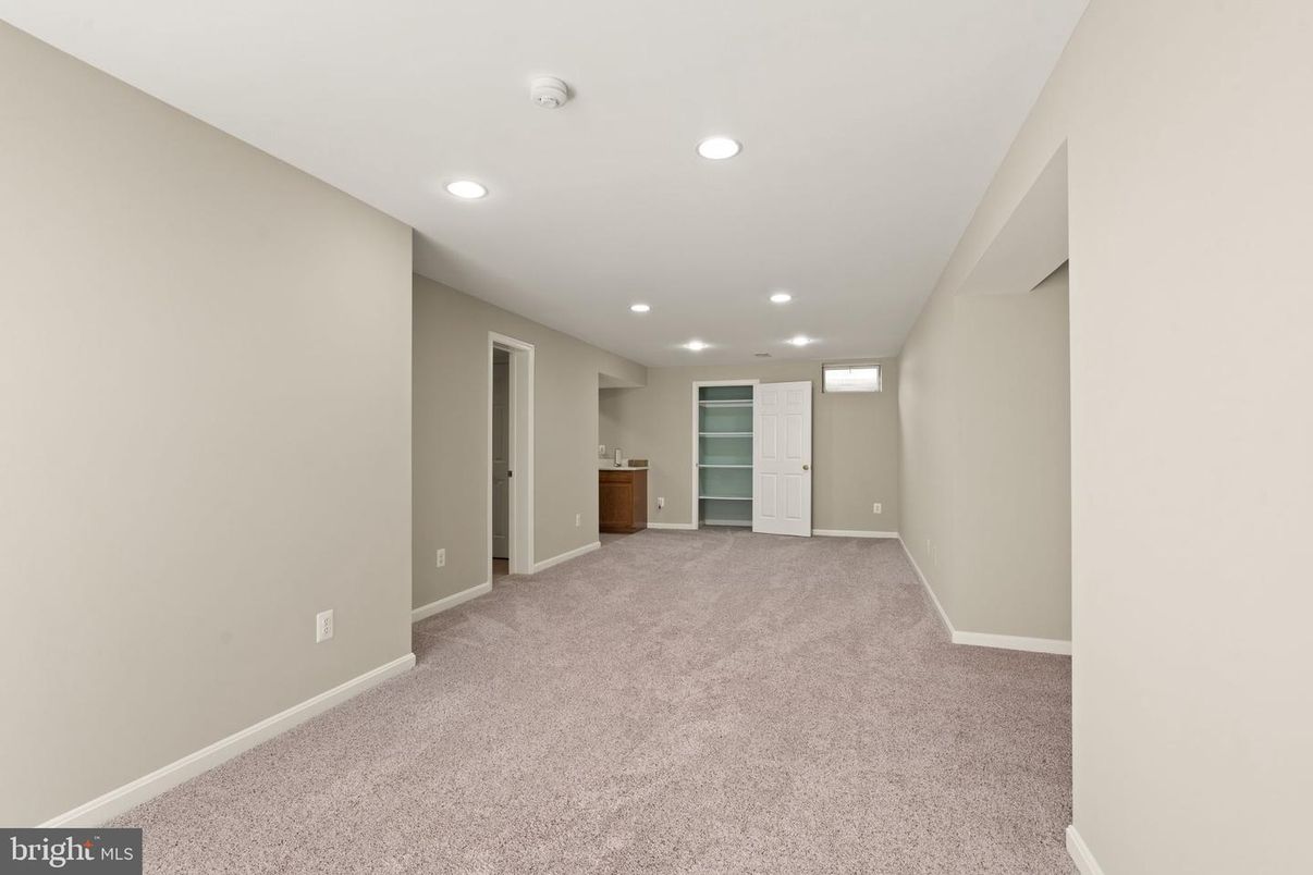 Empty room, Interior, Recessed Lighting