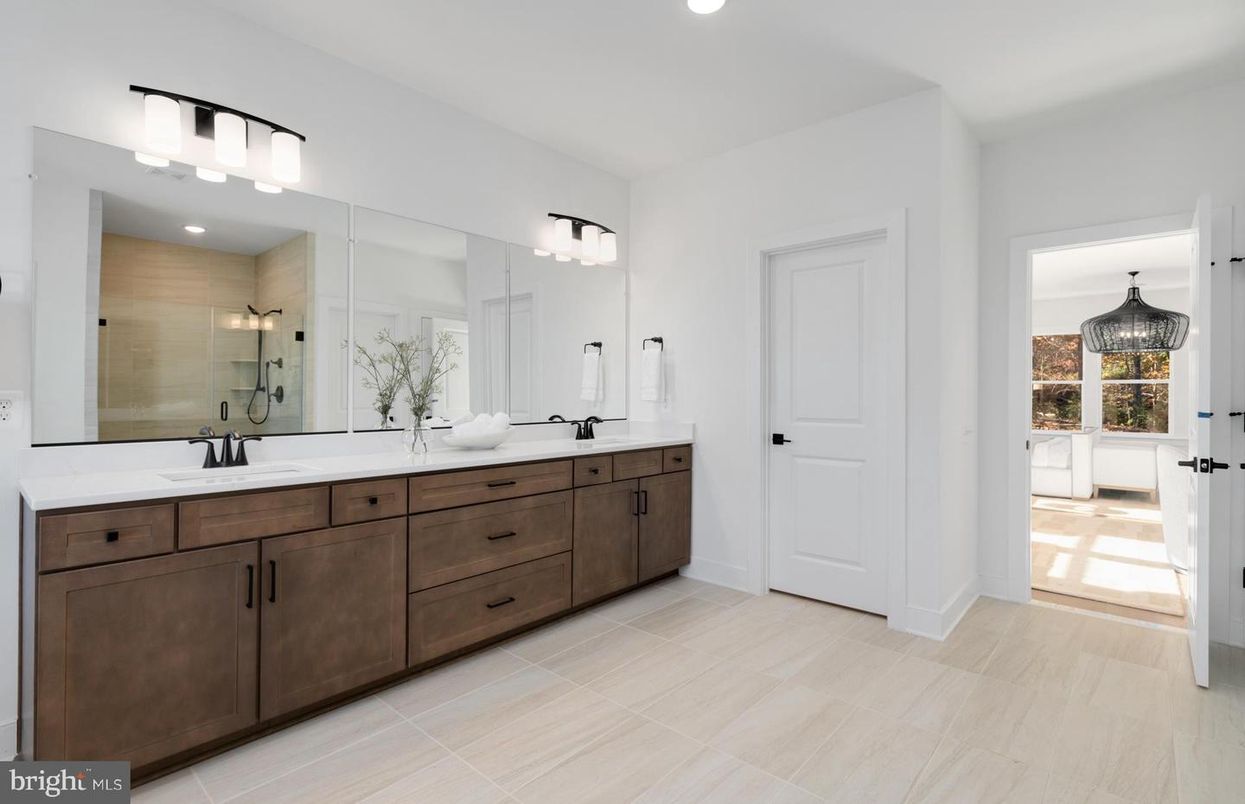 Bathroom, Dual Sink Vanities, Interior, Recessed Lighting